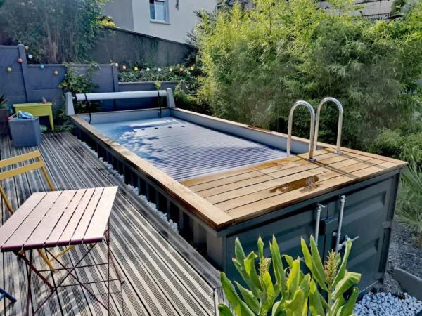 Container für ein 12 m langes Schwimmbecken.